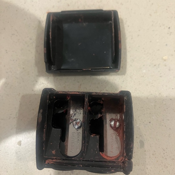 NARS pencil sharpener - Picture 3 of 11